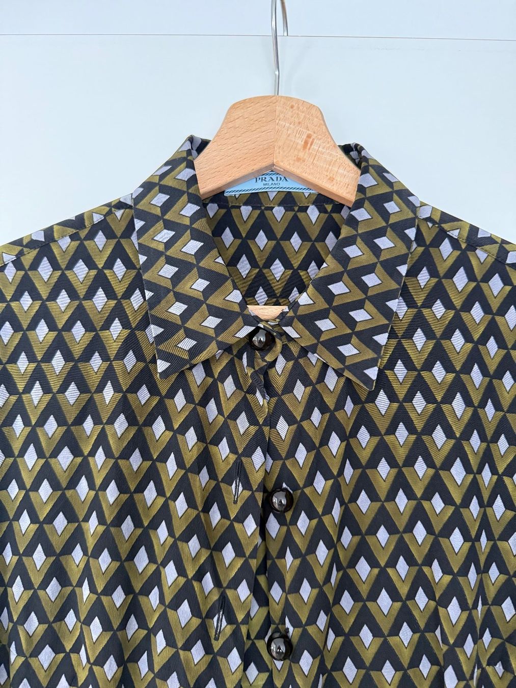 Prada Camicette: Gemusterte Seidenbluse von Prada Gr. S – Usato da Zürich venduto da Pau76 1