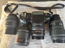 Pentax SF7 mit vier Objektiven