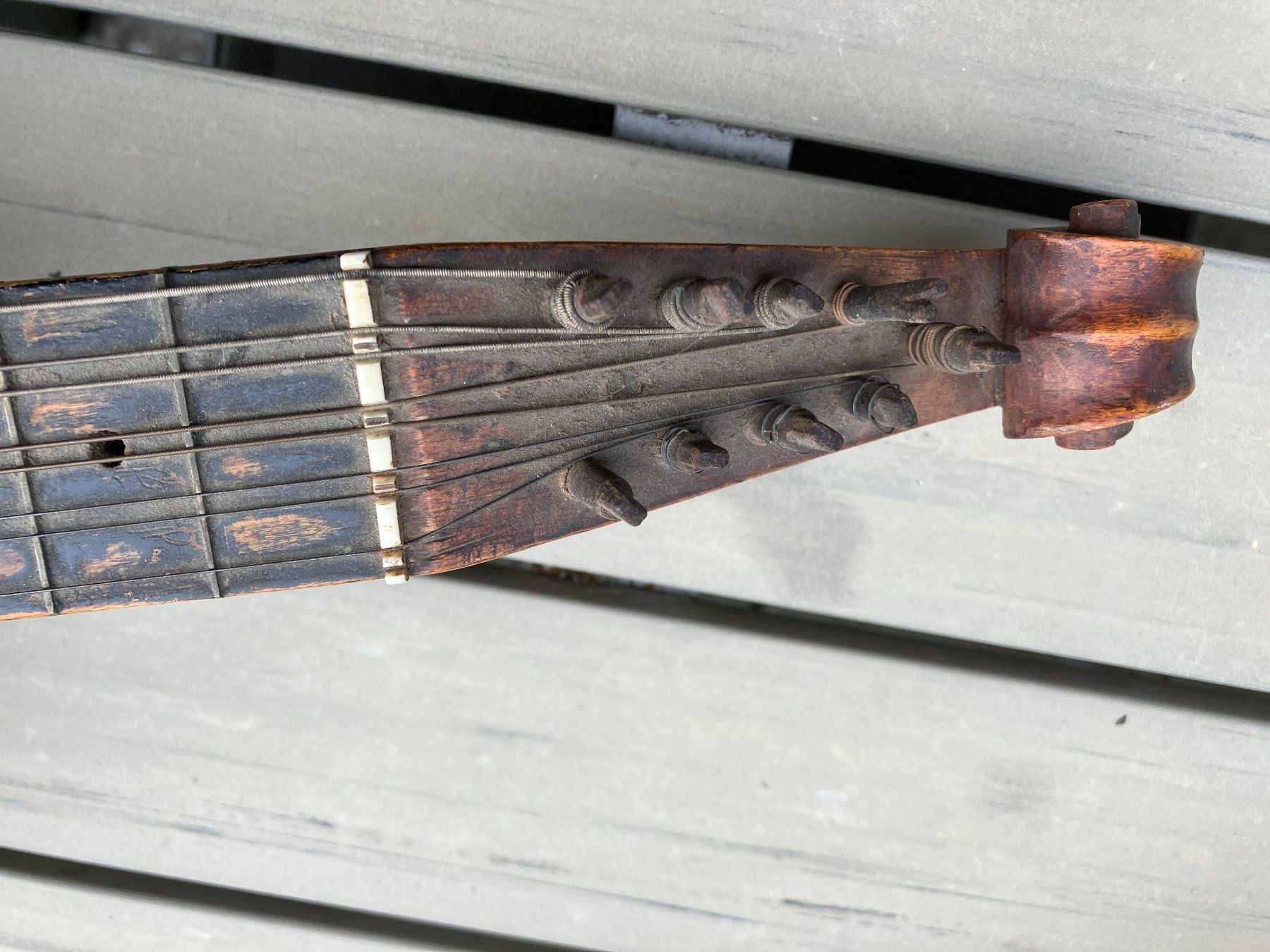 Instruments de musique: Kleine alte Gitarre – Défectueux à Luzern par laconi 7