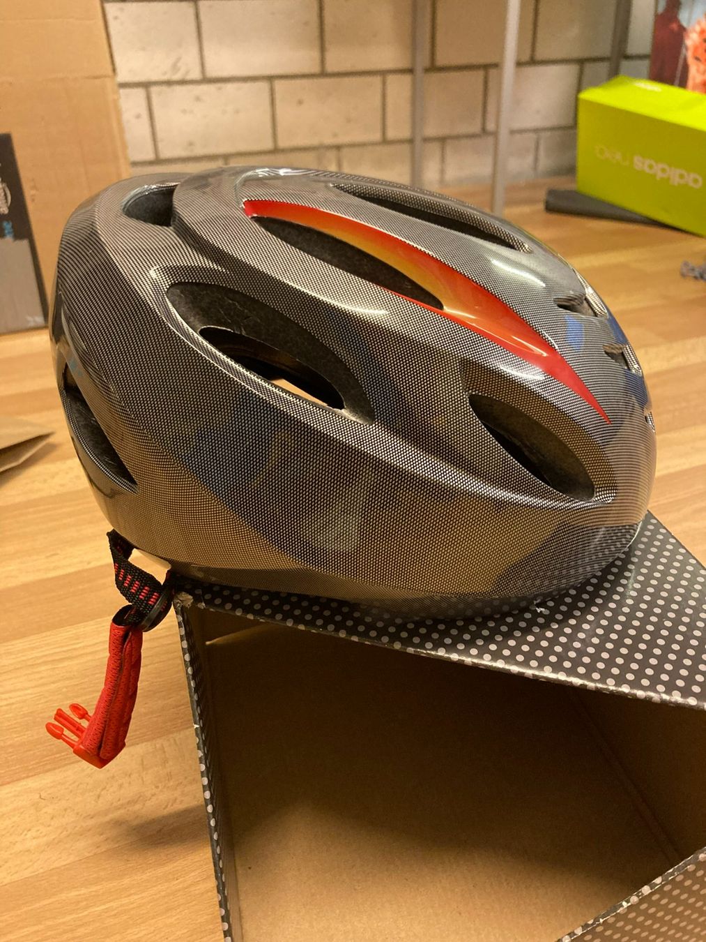 Caschi: Fahrradhelm – Nuovo (secondo la descrizione) da Gümligen venduto da Storcko
