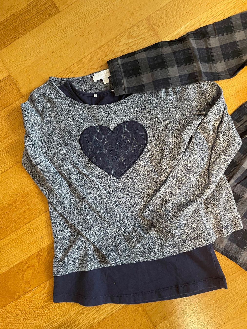 Lotti & Set di vestiti: 3 schöne Oberteile Gr.128 – Usato da Horgen venduto da Abeille80 3