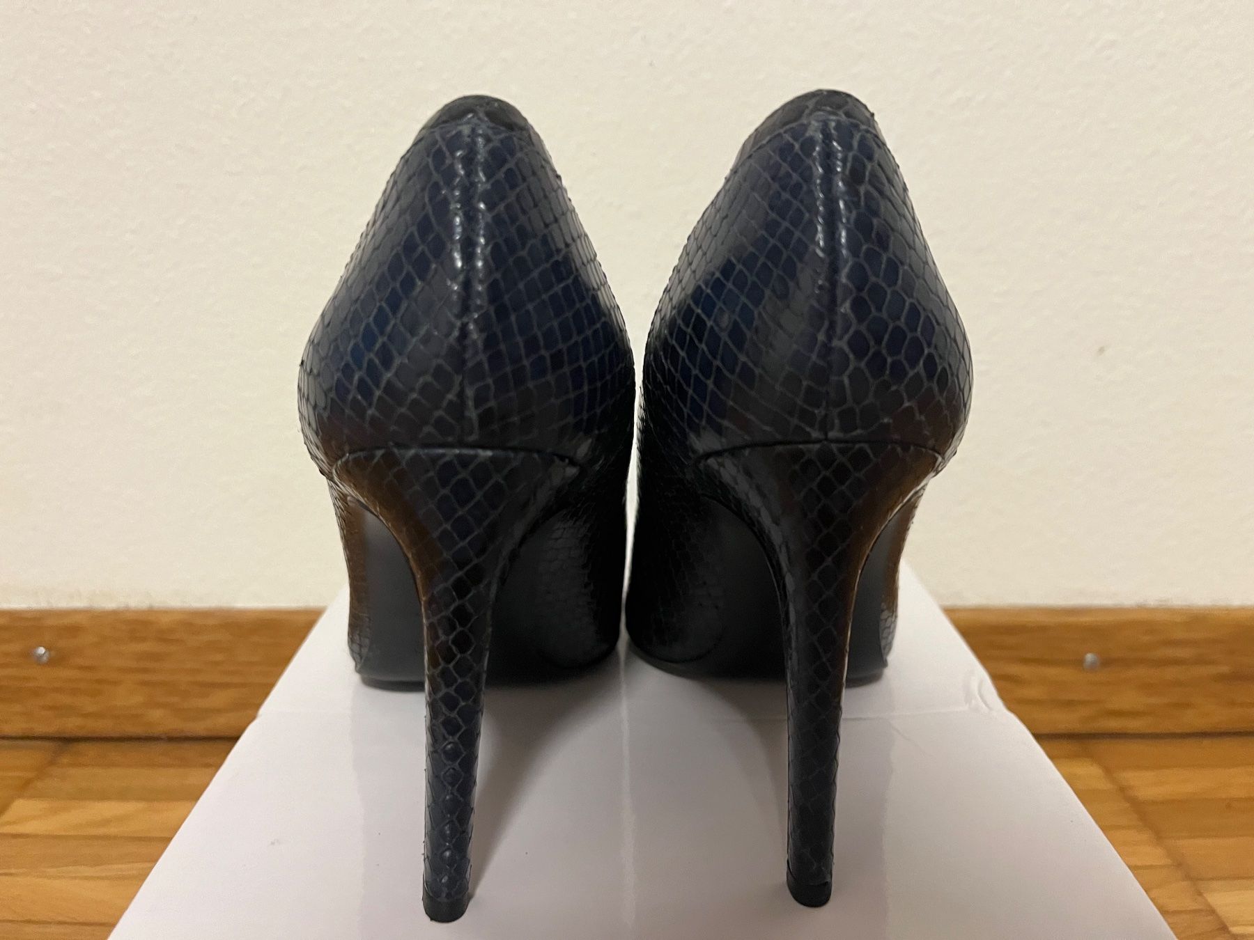 Hugo Boss Damenschuhe: Hugo Boss Python Pumps - Gr.36, dunkelblau, Echtleder – Gebraucht aus Zürich von ali_gsq2 1