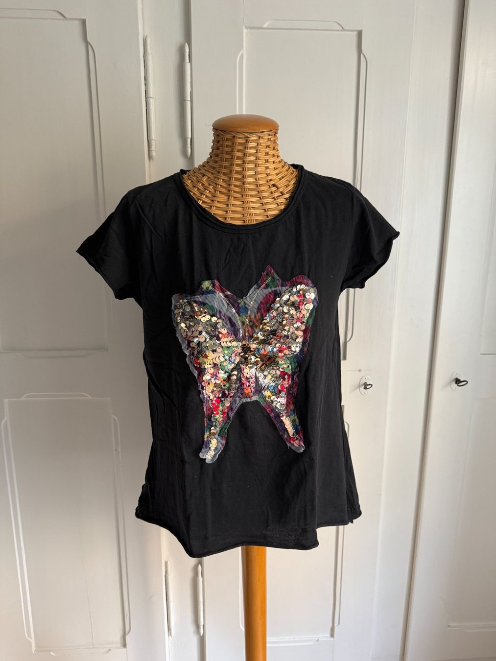 T-shirt: T-Shirt schwarz mit Schmetterling M – Usato da Zürich venduto da Diazaio