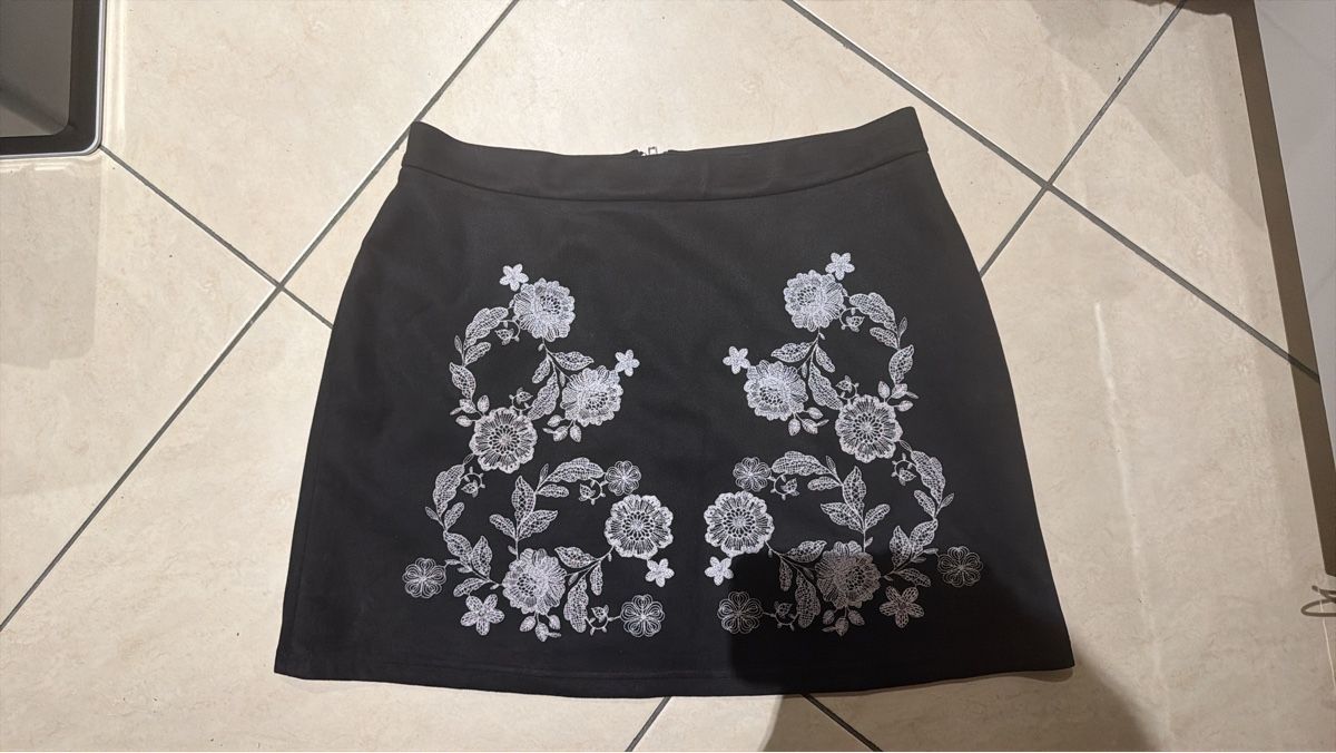 New Look Röcke: Schwarzer Minirock mit weissem Blumenmuster - Gebraucht – Gebraucht aus Verscio von Aeon_novA