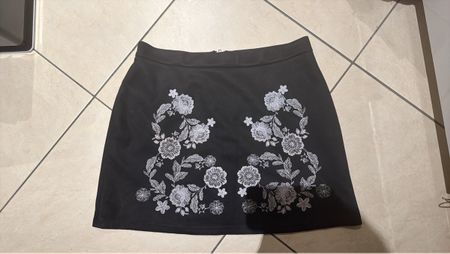 Schwarzer Minirock mit weissem Blumenmuster - Gebraucht