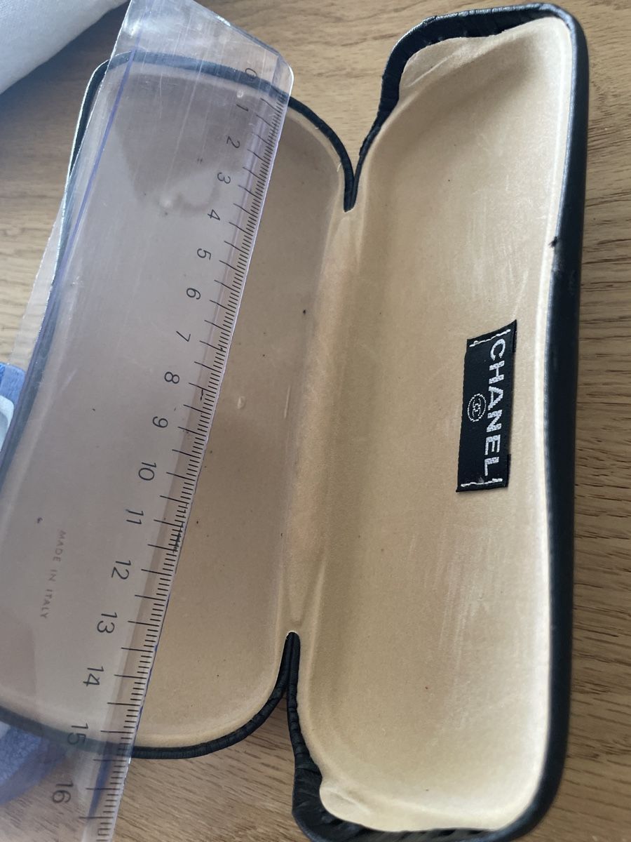 Vitrinen: Chanel glasses case and Piaget box – Defekt aus Neuchatel von shi_9fzw 3