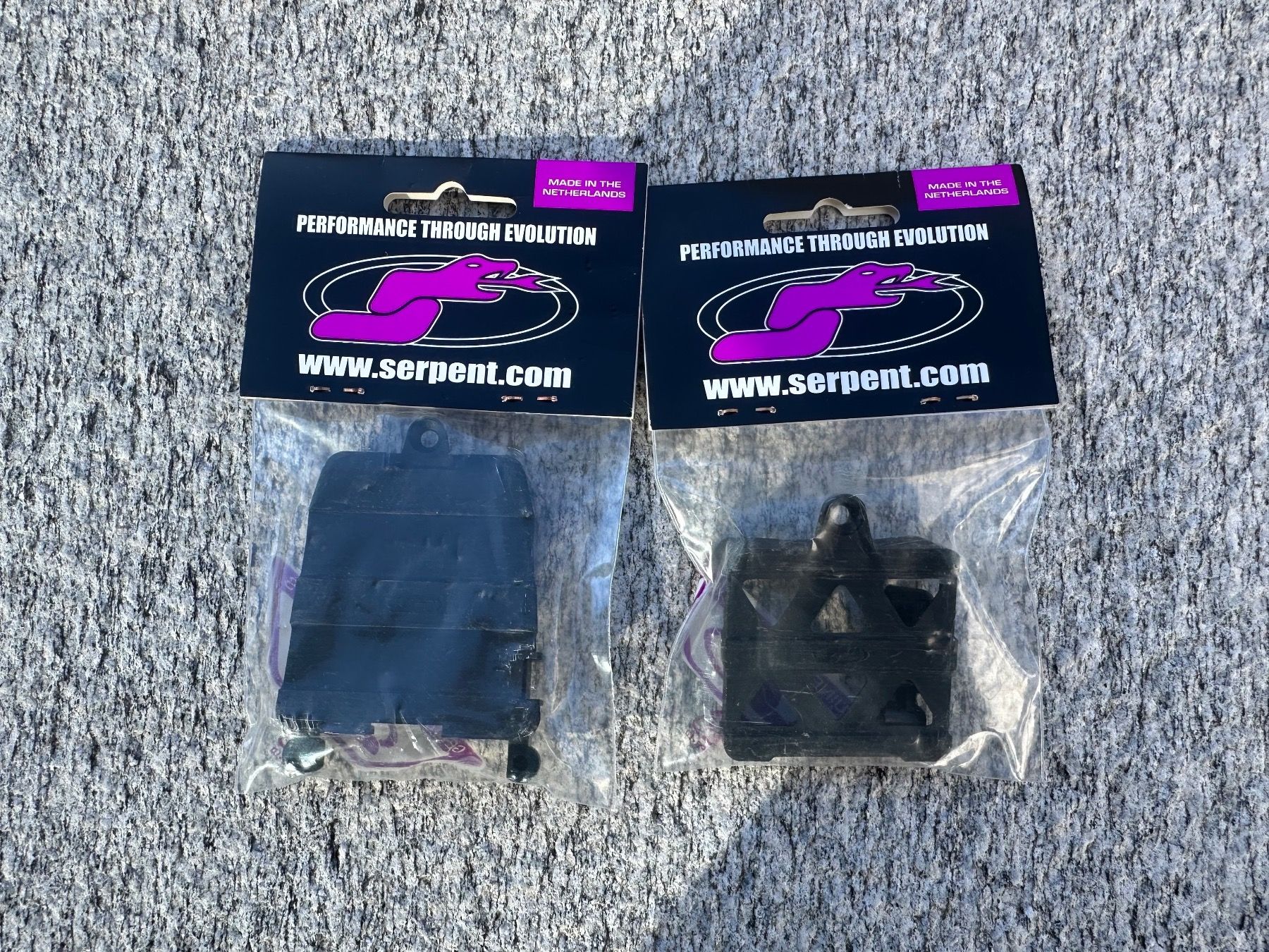 Serpent Modellismo RC: Serpent Battery case + Mounting Bracket 902127 + 801171 – Nuovo e nell'imballaggio originale da Chiasso venduto da Carrara-Modellismo 1
