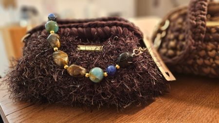 brauner strubbliger Clutch trendy und einzigartig