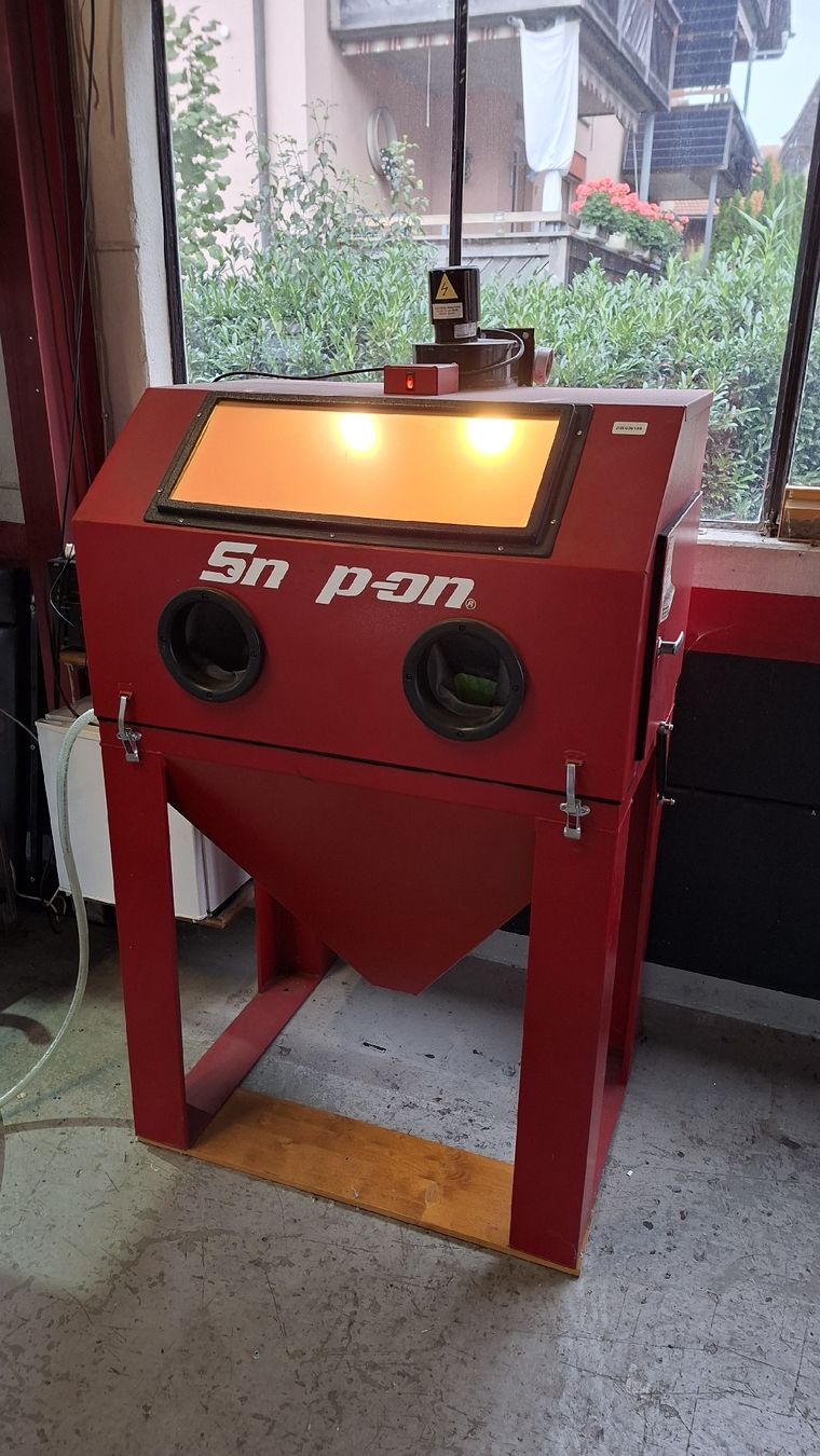 Tutte le macchine: Grosse Snap-On Sandstrahlkabine mit Abzug. – Usato da Seftigen venduto da 9-10-100-77