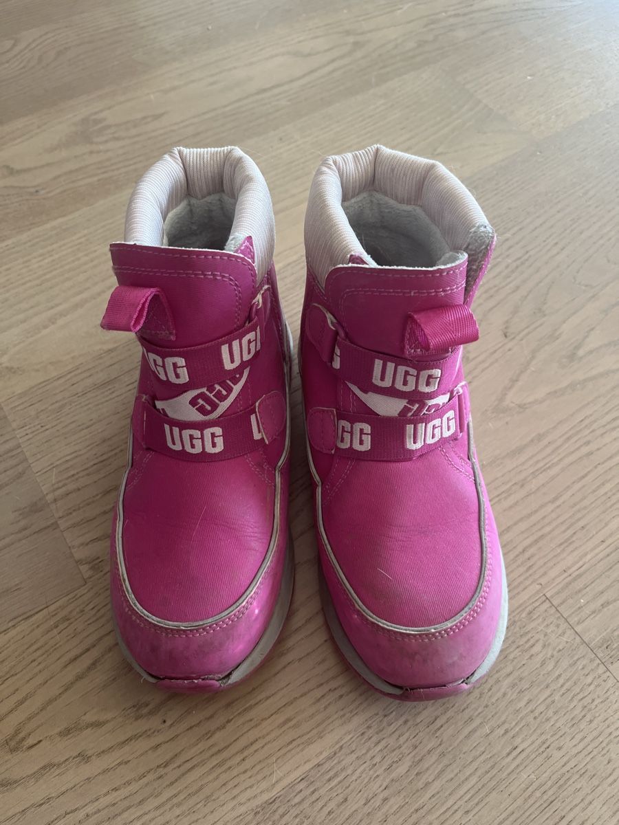 Ugg Scarpe per ragazze: UGG Winter Boot Gr. 33.5 – Usato da Brütten venduto da Aerox82