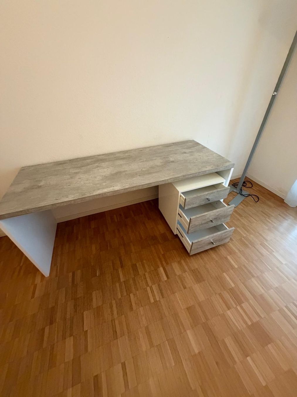 Schreibtische: Bürotisch mit Rollcontainer – Gebraucht aus Bremgarten AG von bbu_vsg9 1
