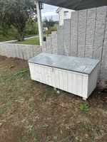 Gartenbox aus Holz mit Metallabdeckung