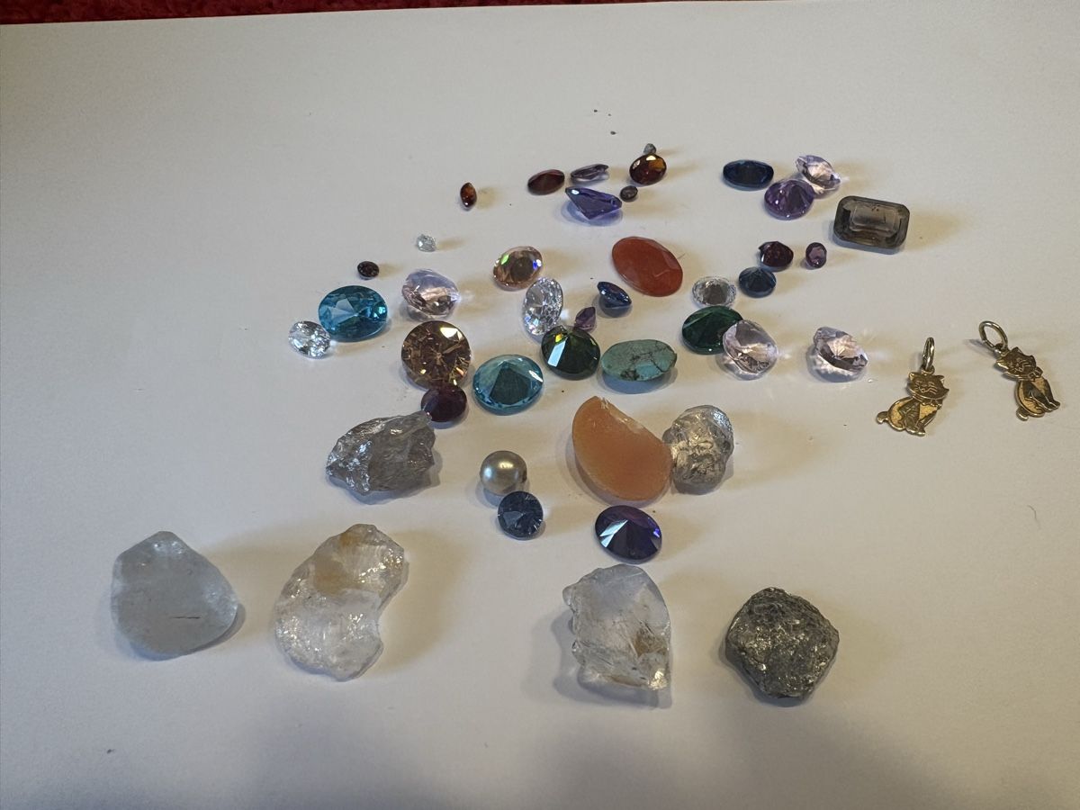 Altri gioielli: Steine von Schmuck mix  – Usato da Murten venduto da Tzaugg