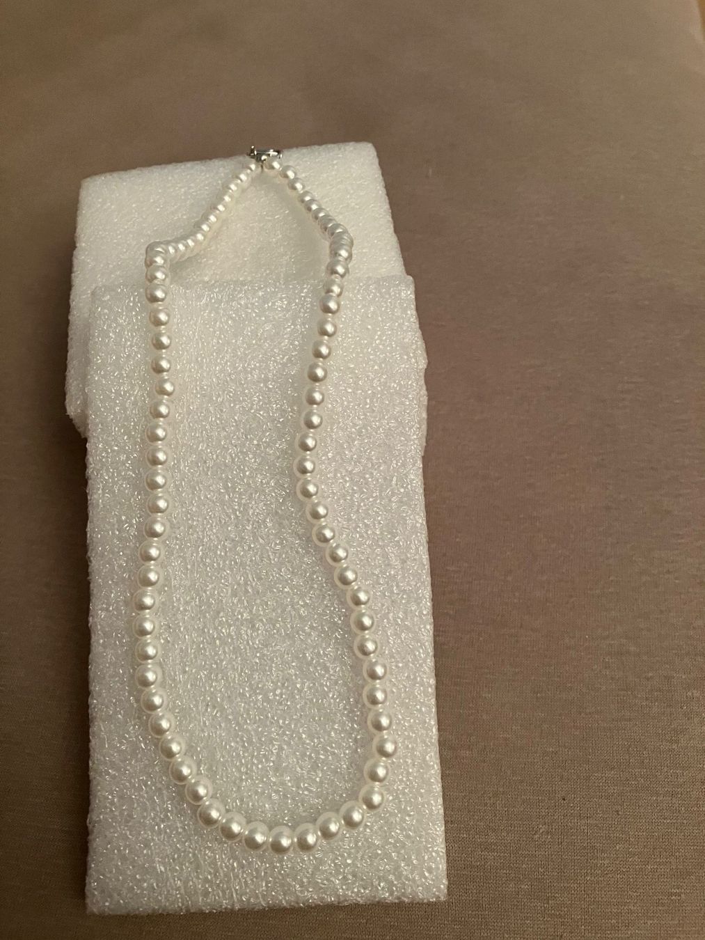 Ketten: Einfache elegante weisse Imitationsperlenkette, L 45cm, neu – Neu (gemäss Beschreibung) aus Affoltern am Albis von Dlotti