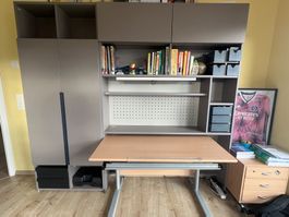 Wandregal und Kleiderschrank