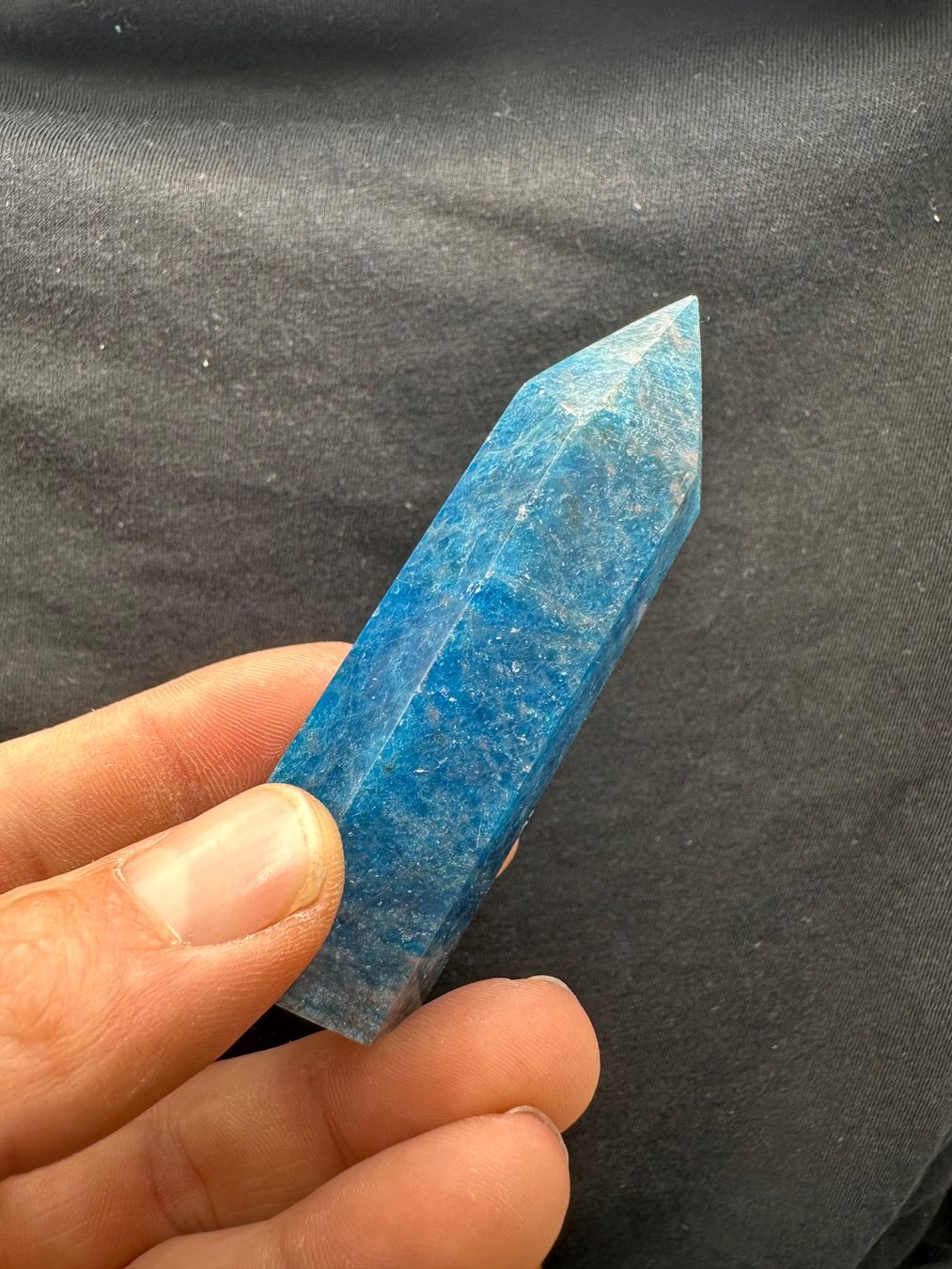 Minerali & Pietre curative: Blauer Apatit Obelisk, Turm, Spitze – Nuovo e nell'imballaggio originale da Männedorf venduto da Handschmeichler 2