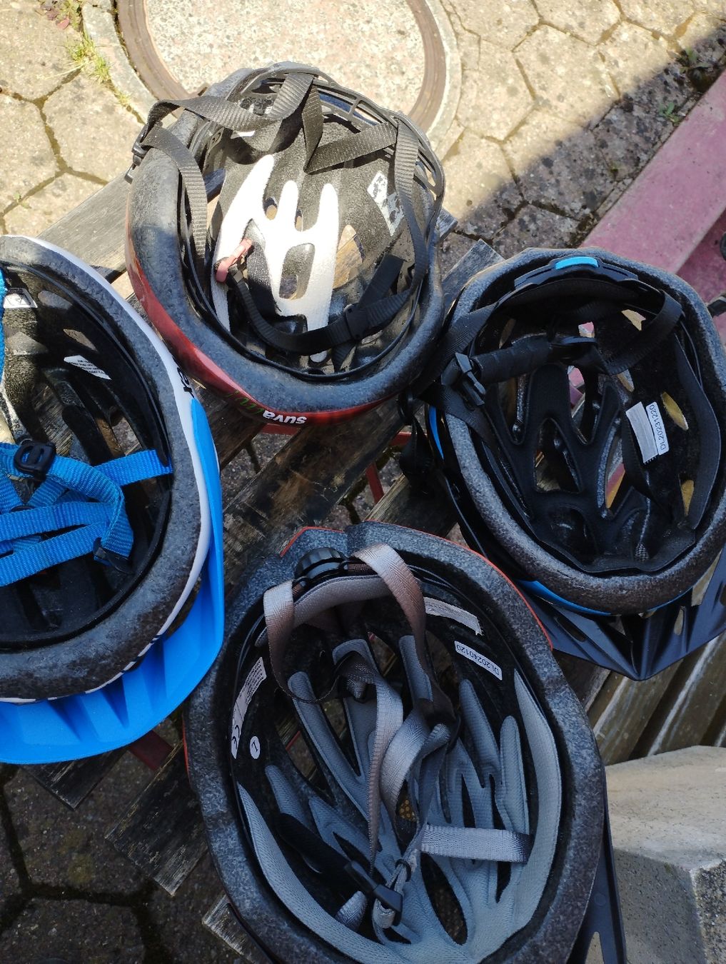 Helme: Velohelme 4 Stk. verschiedene Farben, gebraucht – Gebraucht aus Wynau von jolimeela 1