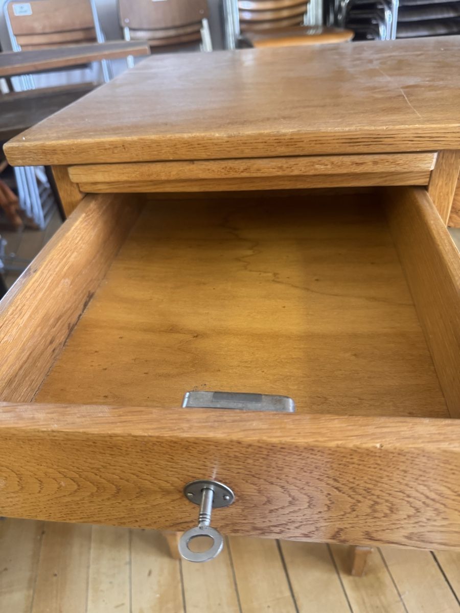 Schreibtische: Vintage Schreibtisch aus Eiche mit Schubladen – Gebraucht aus Murgenthal von casatualiq 9