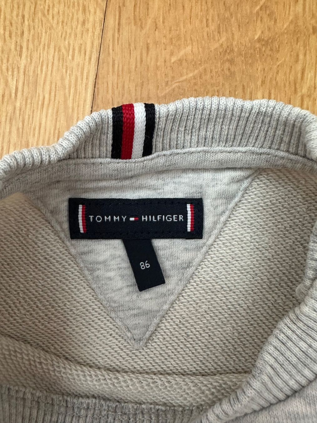 Tommy Hilfiger Maglioni & Felpe: Tommy Hilfiger Pullover, Grösse 86, Top Zustand! – Nuovo (secondo la descrizione) da Unterägeri venduto da StefanGekko 3