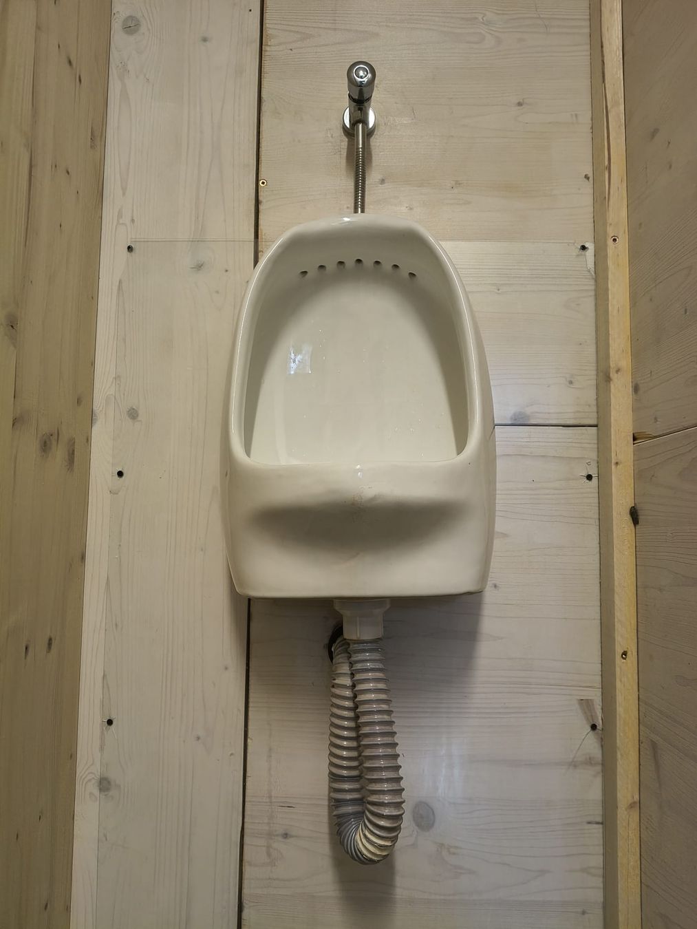 WC: Urinal Ceramic White with flush valve and hose, used – Usato da Gsteigwiler venduto da Marqui