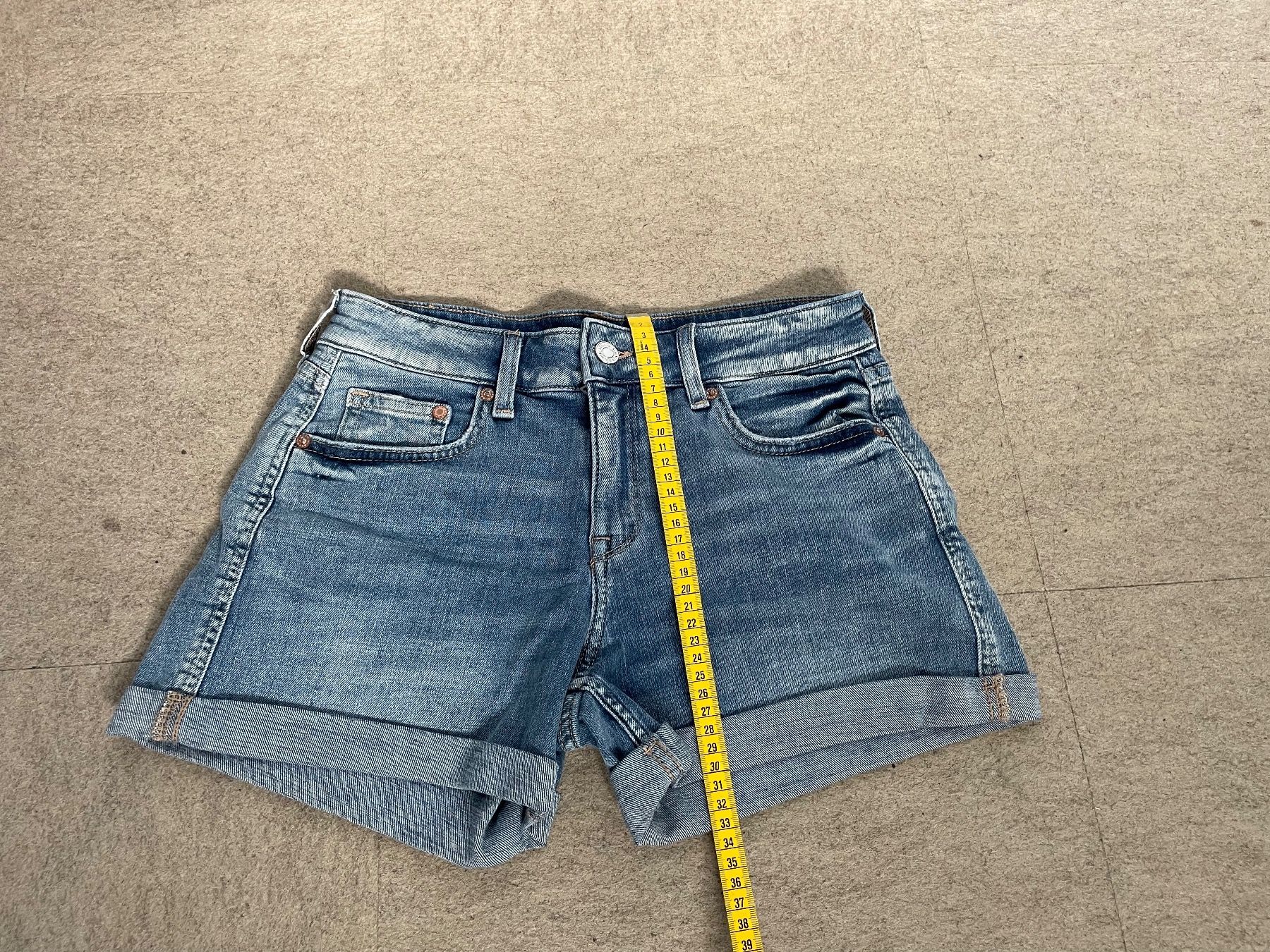 H&M Pantaloni: Denim Shorts H&M – Usato da Basel venduto da Robyn20 7