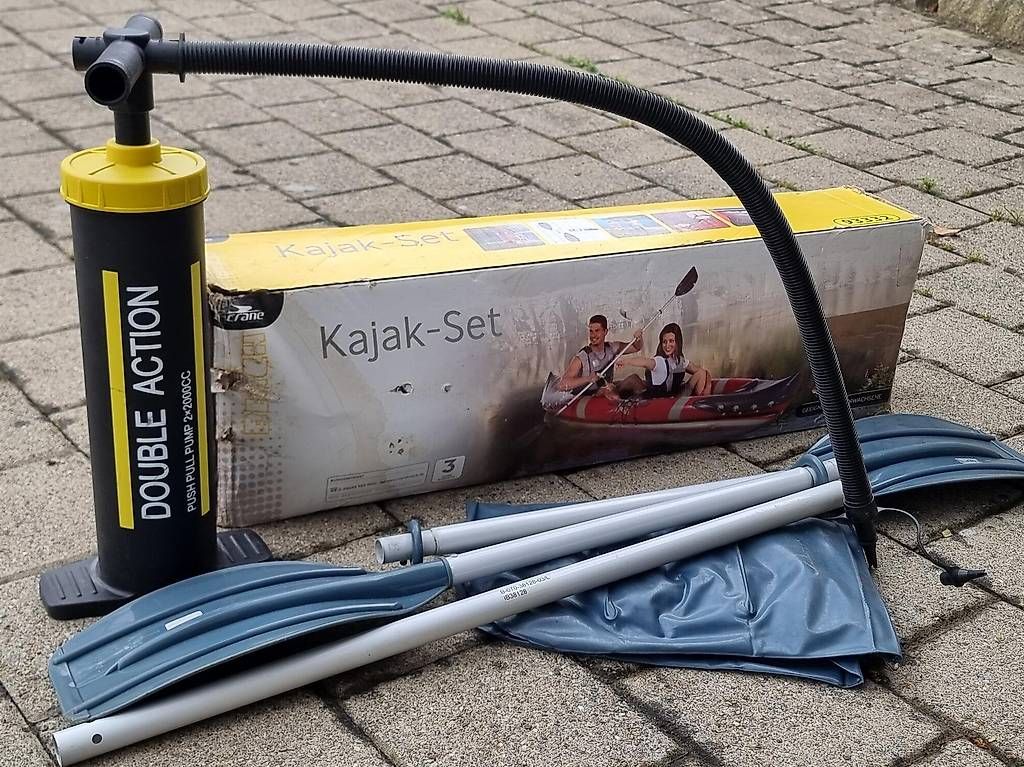 Boote: Kajak Set mit Paddel und Einlagen – Gebraucht aus Marthalen von bahnundflug