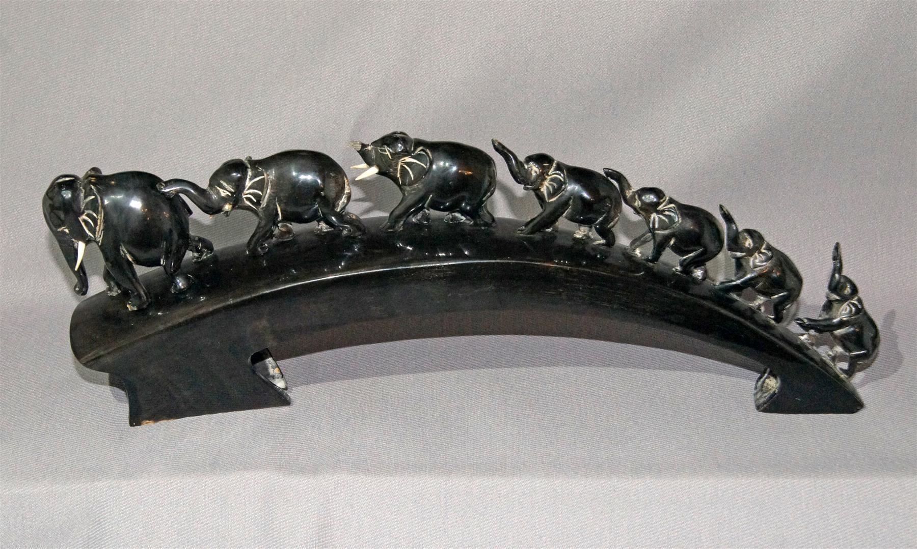Skulpturen & Statuen: Schöne Elefantenbrücke aus Horn – Gebraucht aus Geroldswil von ARTEFACTO 2