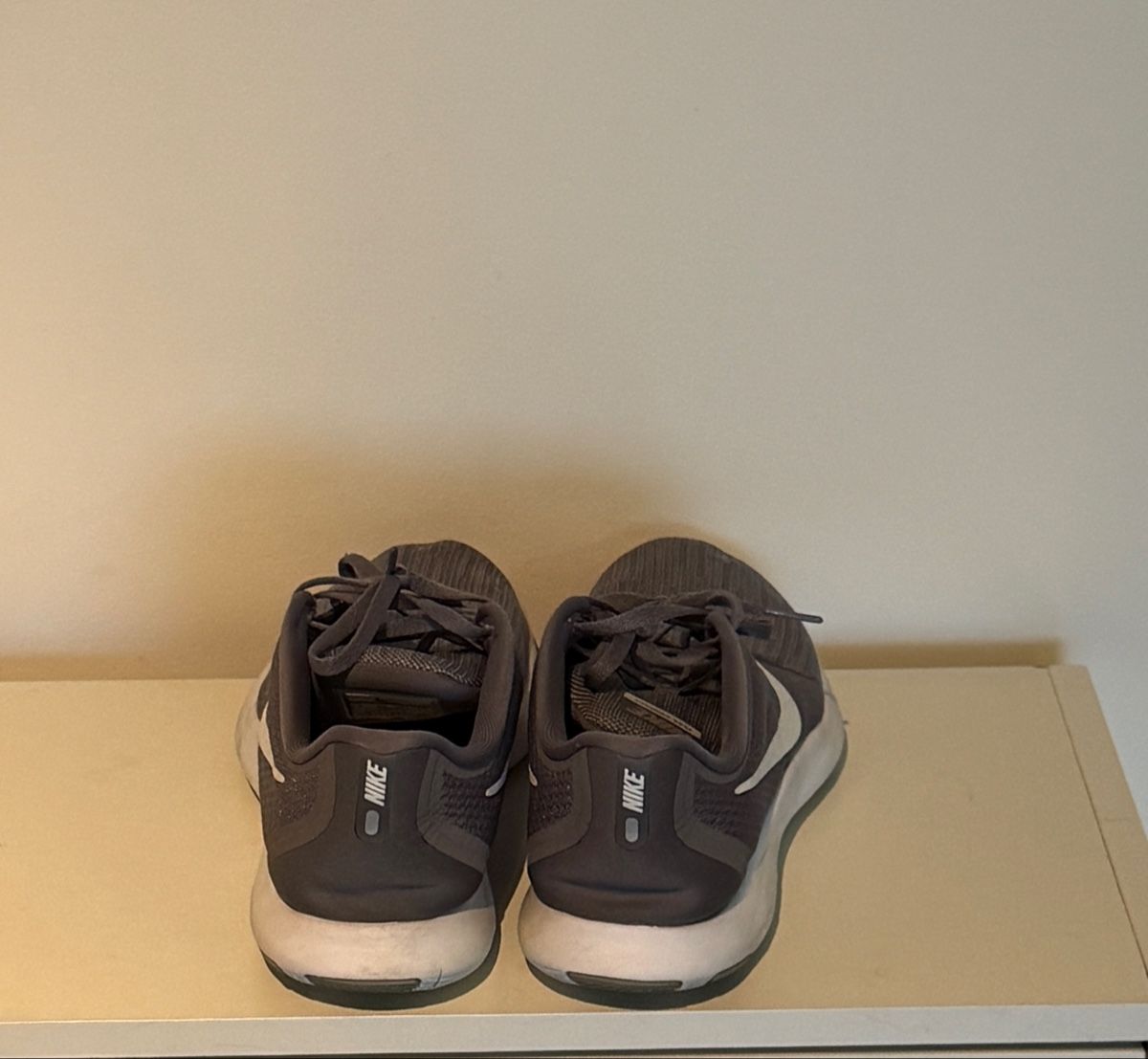 Nike Scarpe da uomo: Chaussures de sport, taille 40,5 grises – Usato da Sion venduto da bar_r96b 1