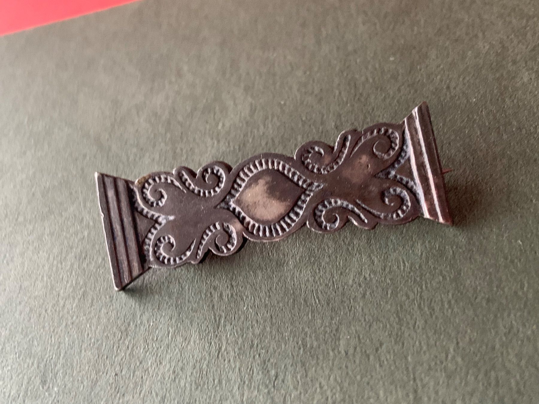 Spille & Fermagli: Brosche Säule /Ornament – Usato da Laufen venduto da Bellebellezza 1