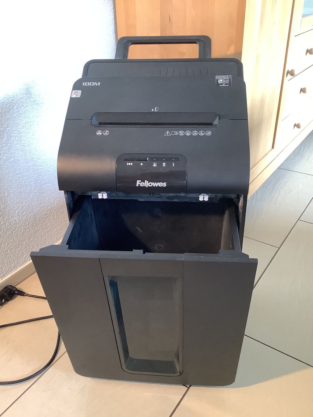 Fellowes Distruggi documenti: Fellowes 100M Aktenvernichter – Usato da Biel-Benken BL venduto da teakesj 1