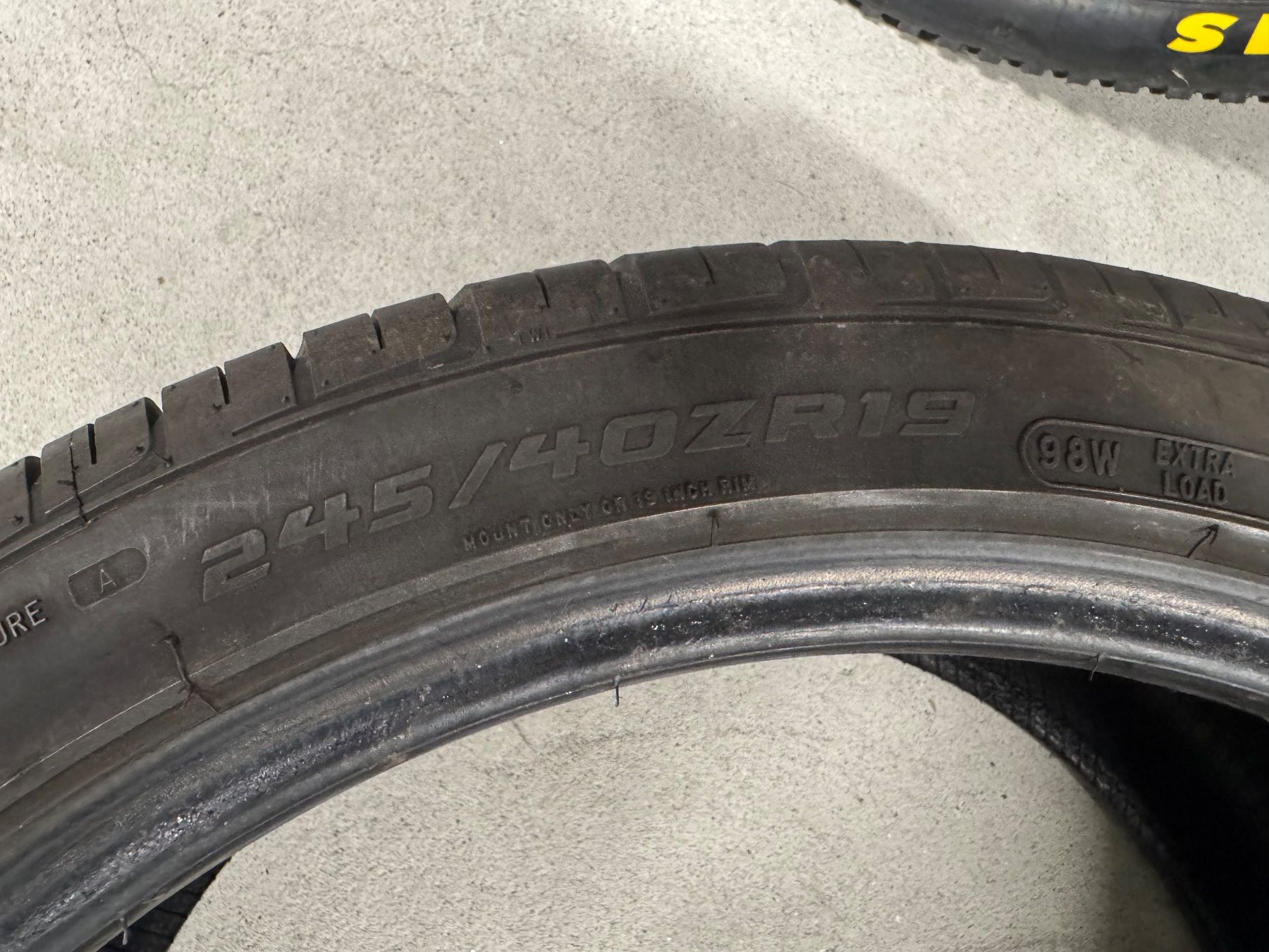 Pneumatici & Ruote complete: 2 Autoreifen 245/40ZR19 – Usato da Lachen SZ venduto da KvL 1