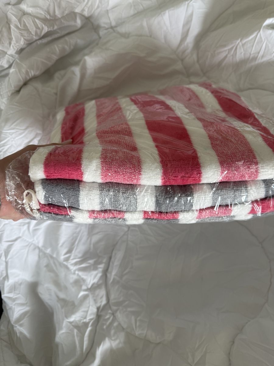 Teli da bagno: Striped Towel Set, Red and Gray – Nuovo e nell'imballaggio originale da zug venduto da Inaar