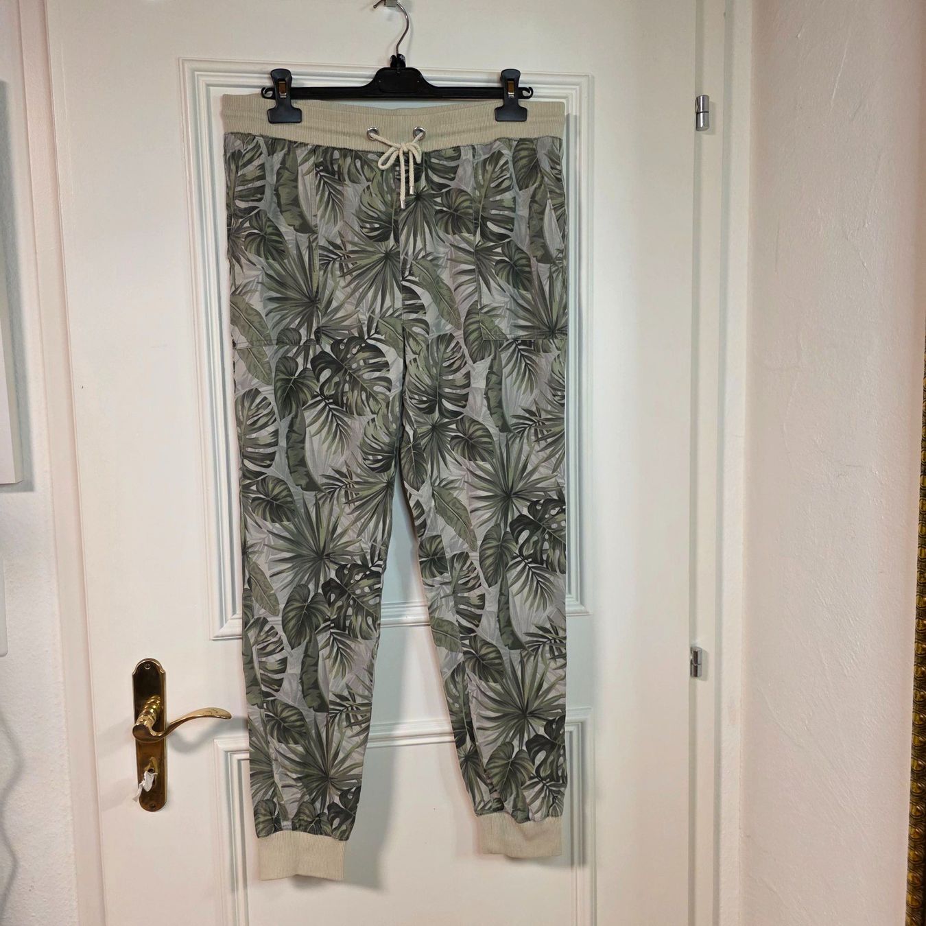 Pantaloni: Laura Forelli Hose mit Blätterprint M/L – Usato da Wald ZH venduto da CapLux 5