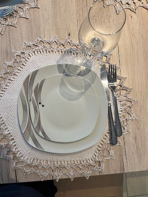 Set di tavolo e panche: Tischset gehäckelt  4 St. self Made durchmesser ca.43 cm – Nuovo (secondo la descrizione) da Naters venduto da sch_9fvg