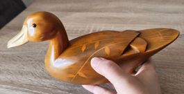 Vintage, Handgemachtes Holzente-Malz mit Blättern. Glänzende