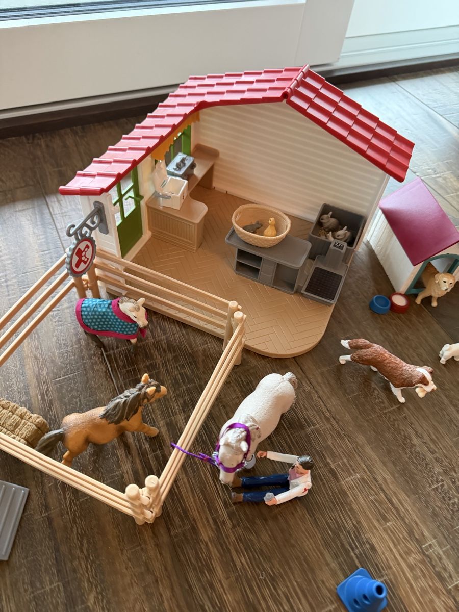 Schleich Giocattoli: Schleich Pferdestall und Krankentransporter – Usato da Wilen b. Wollerau venduto da phibekuemin 4