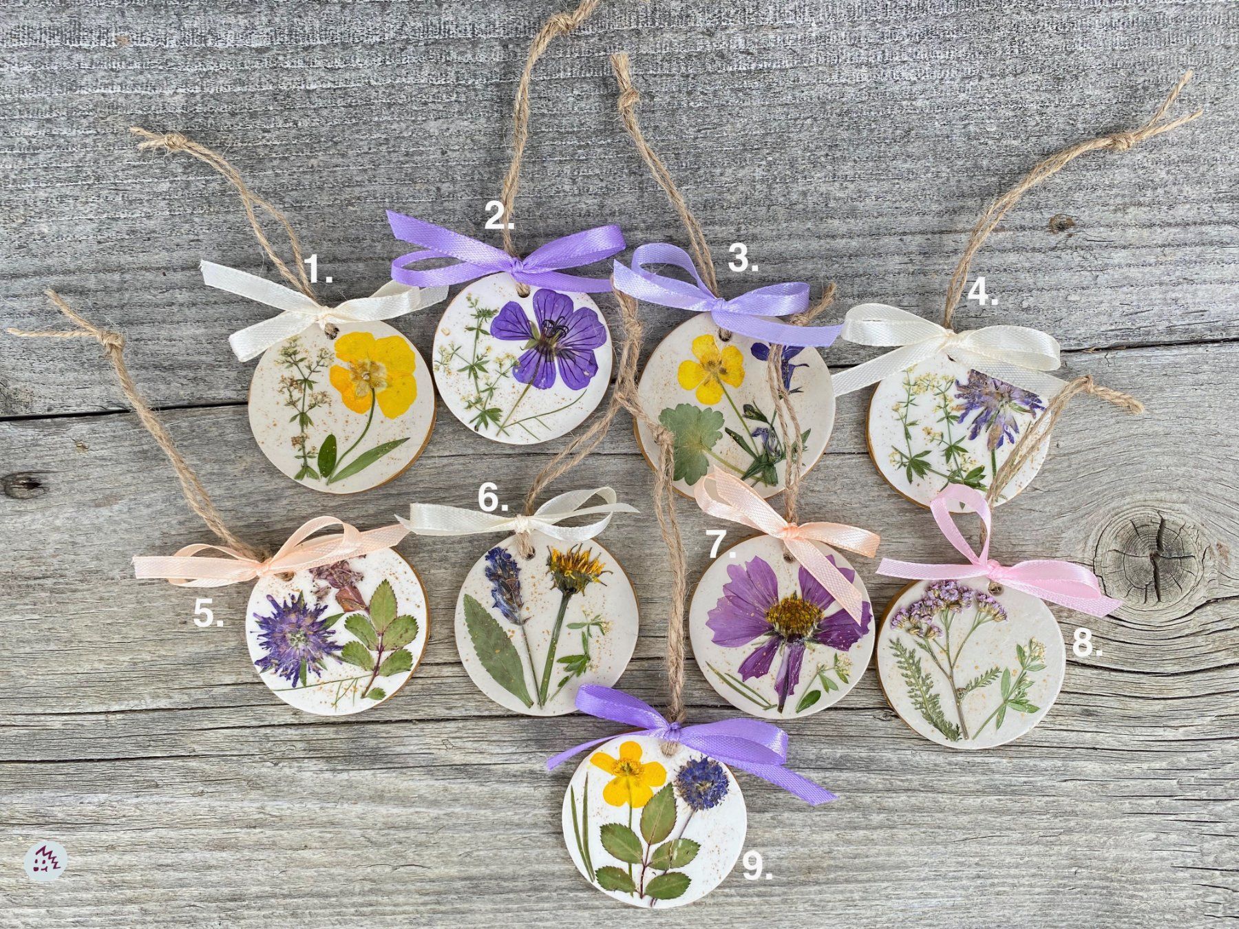 Tutte le decorazioni: Geschenkanhänger, Ton Figur, Deko, Blumen – Nuovo e nell'imballaggio originale da Fanas venduto da Omibia