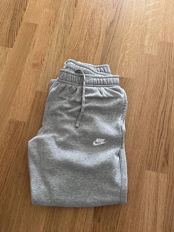 Pantaloni: Graue Nike Jogginghose – Usato da Bottmingen venduto da SemirKaeslin