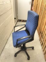 Bürostuhl blau mit Armlehnen und Rollen guter Zustand