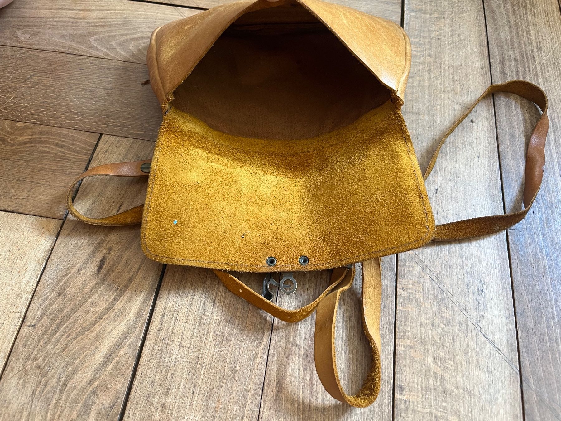 Sacs: Kleine Umhängetasche aus Leder – D'occasion à Biel/Bienne par inscidisea 2