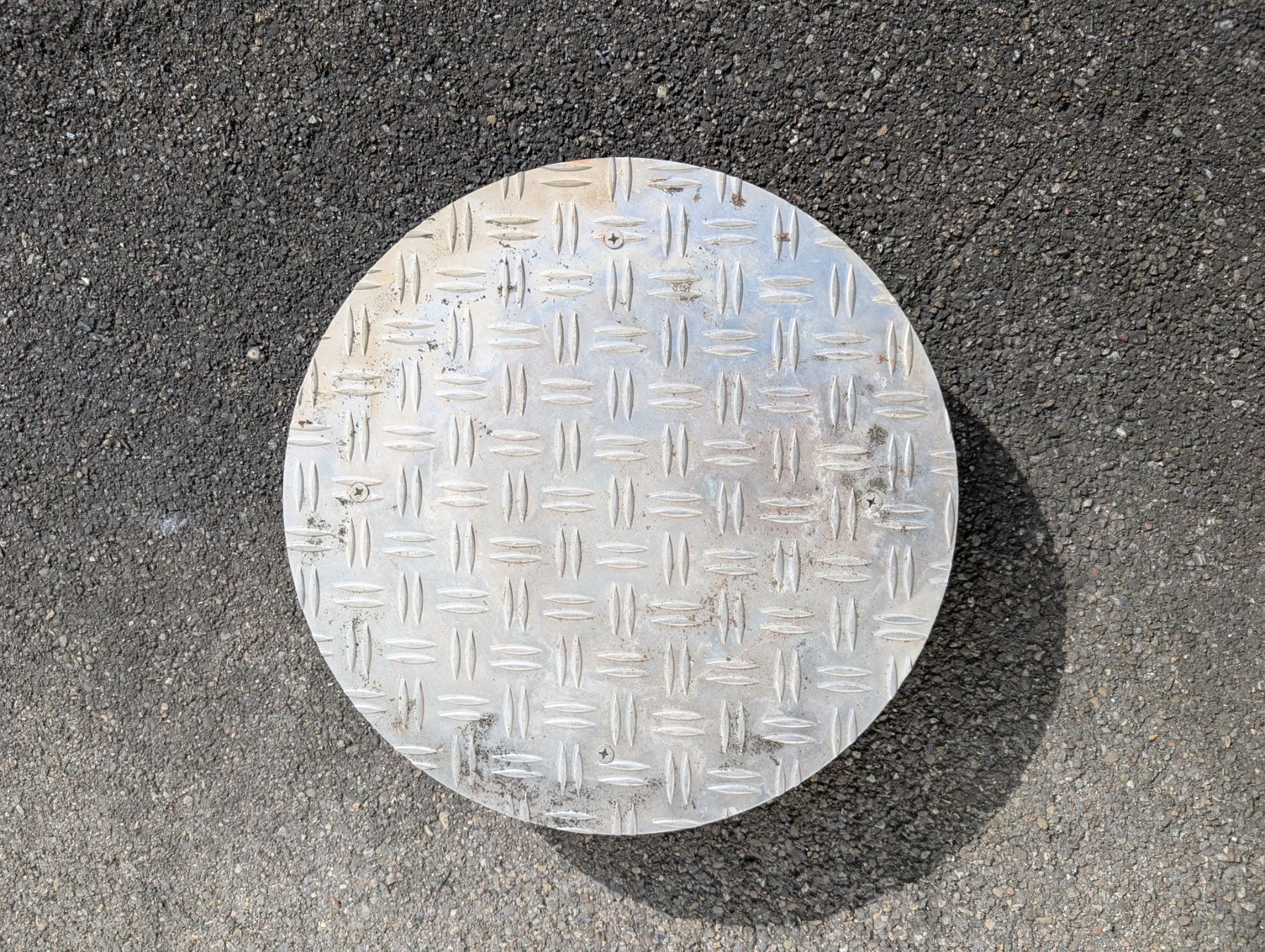 Piatti di portata: Robustes Rundes Rollbrett, Alu-Riffelblech, Durchmesser 38cm – Usato da Zürich venduto da richardeigenmann