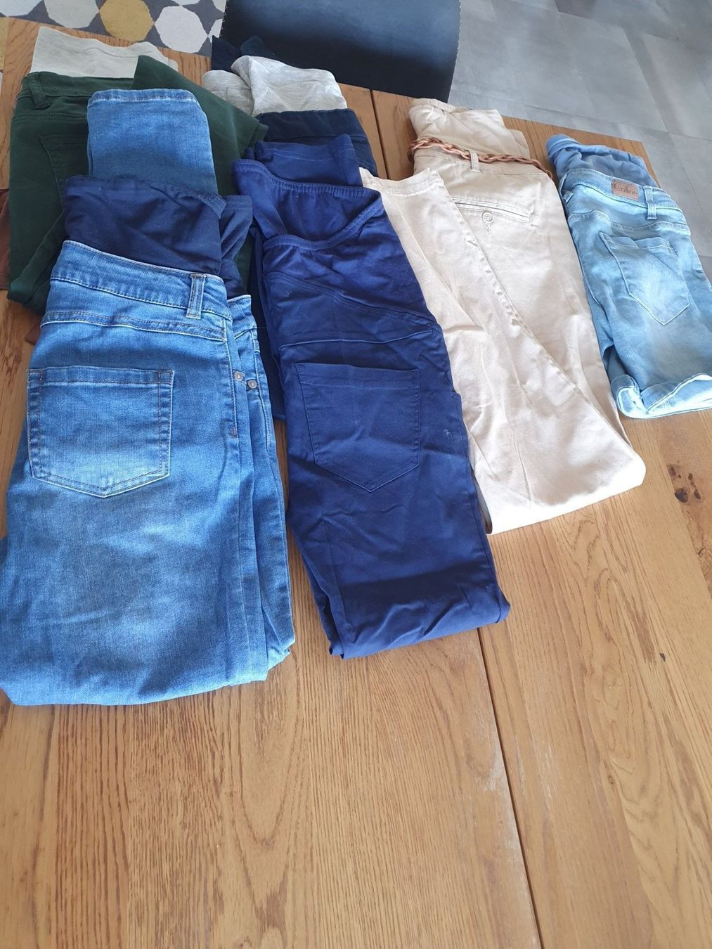 Lotti di vestiti: lots de pantalon de grossesse – Usato da Cheseaux sur Lausanne venduto da pan_skd5