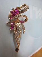 Elegante Brosche, goldfarben mit pinken und klaren Steinen