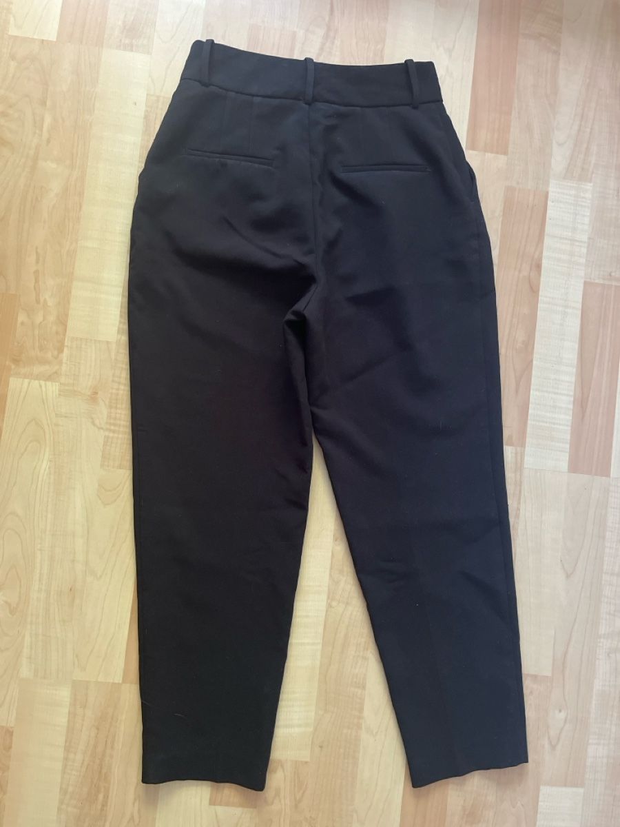 Zara Pantaloni: schwarze Stoffhose Highwaist – Usato da St. Gallen venduto da cor_c9lz 1