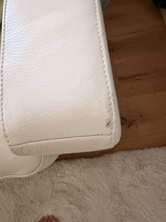 Divani: Weisses Ledersofa mit passendem Hocker  – Usato da Adligenswil venduto da TST04 2