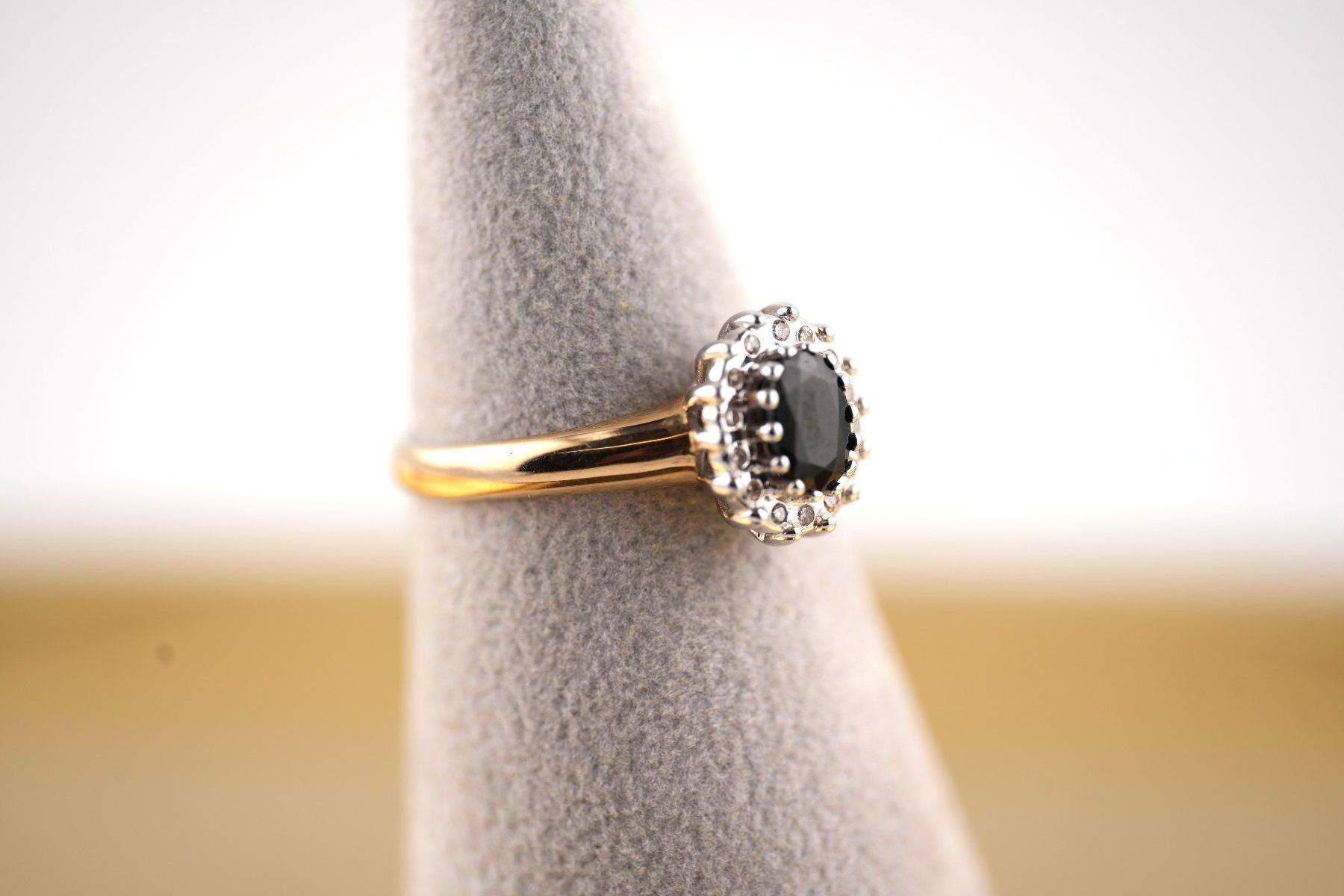 Anelli: Goldring 14K mit Saphir und Diamanten – Usato da Basel venduto da Vip24 1
