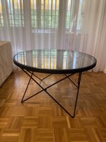 Runder Couchtisch aus Glas mit schwarzem Metallgestell