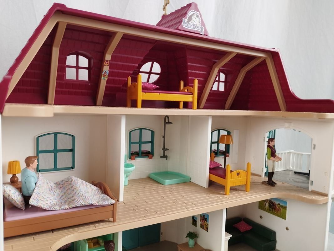Schleich Giocattoli: SCHLEICH 42416 Wohnhaus mit Pferdehof – Usato da Schübelbach venduto da Restwert_Schubelbach 9