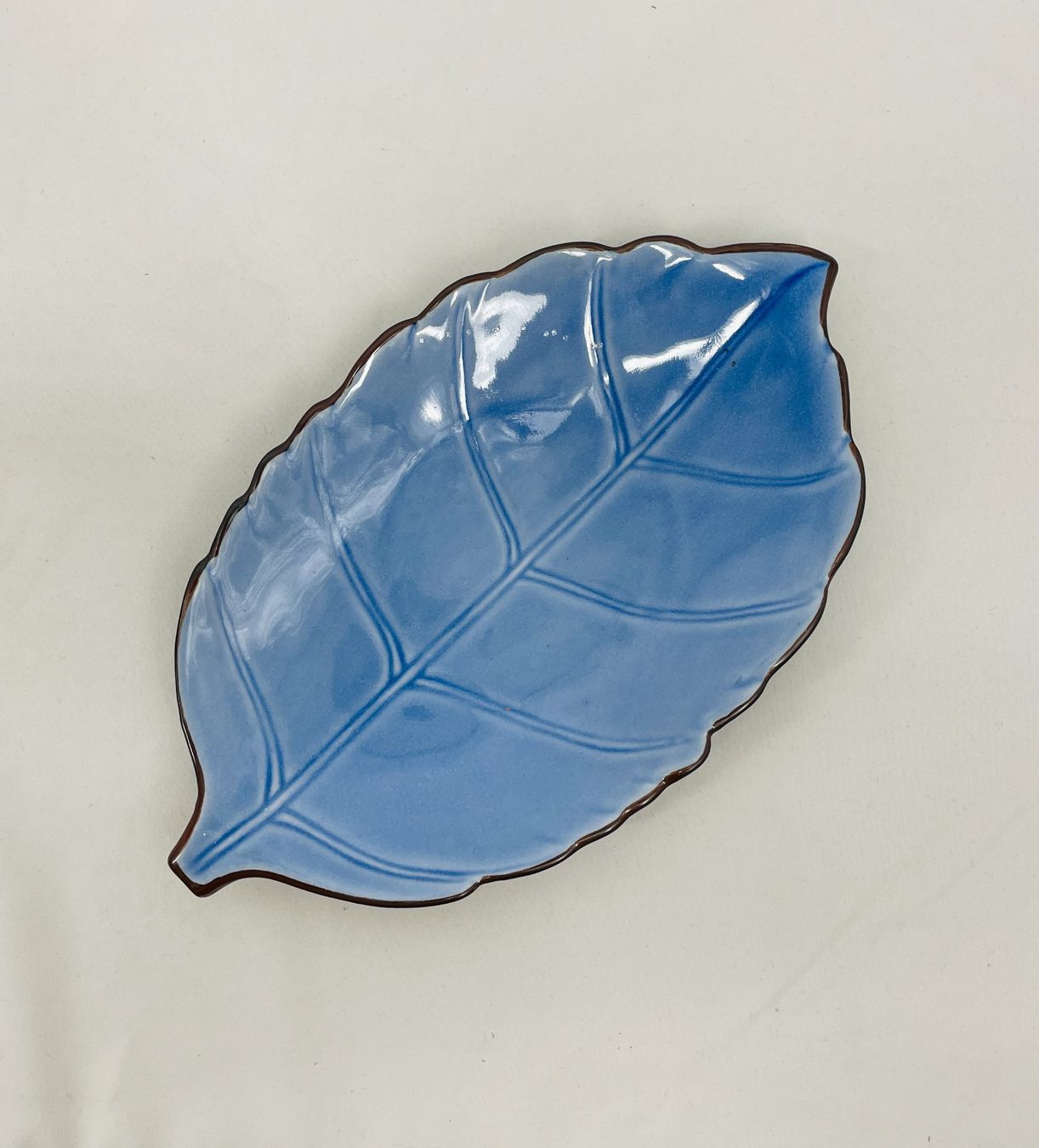 Piatti: Assiette-plat bleu en forme de feuille – Usato da Lausanne venduto da PlusValue_Lausanne