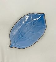 Assiette-plat bleu en forme de feuille